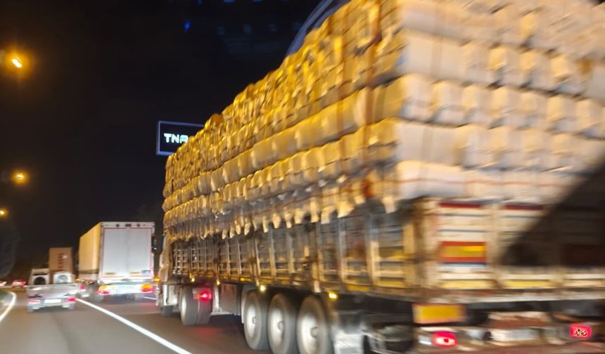 Saman Yüklü Kamyon Trafikte Korkuttu