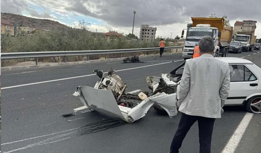 Nevşehir'de otomobil aydınlatma direğine çarptı: 2 yaralı