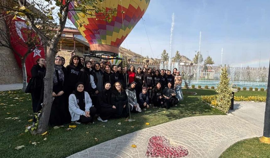 Nevşehirli öğrenciler su ve ışık gösterisini izledi