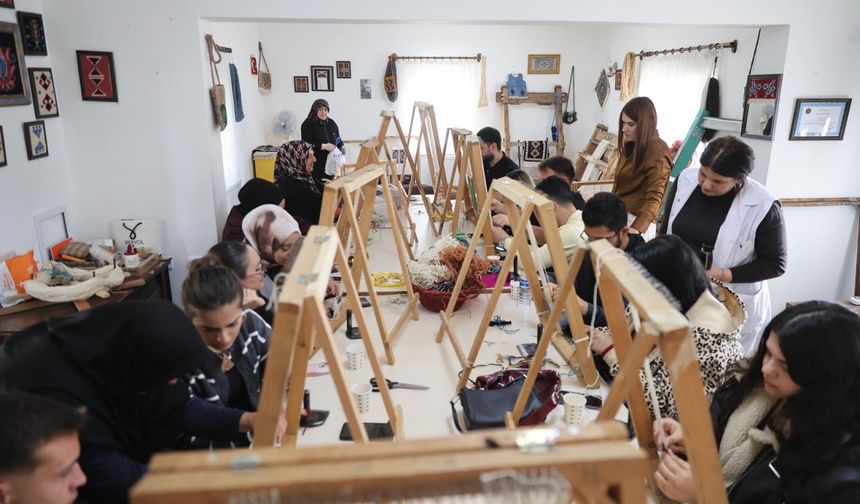 NEVÜ Öğrencileri Uygulamalı “Dokuma Atölyesi” Etkinliğine Katıldı