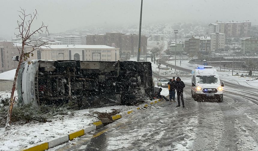 Nevşehir’de Servis Aracı Devrildi: 13 İşçi Yaralandı