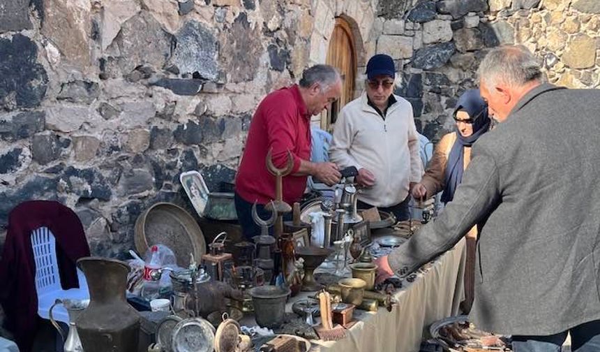 Geçmişin İzleri Nevşehir Kalesi’nde Can Buluyor: Antika Pazarı Kapılarını Açtı
