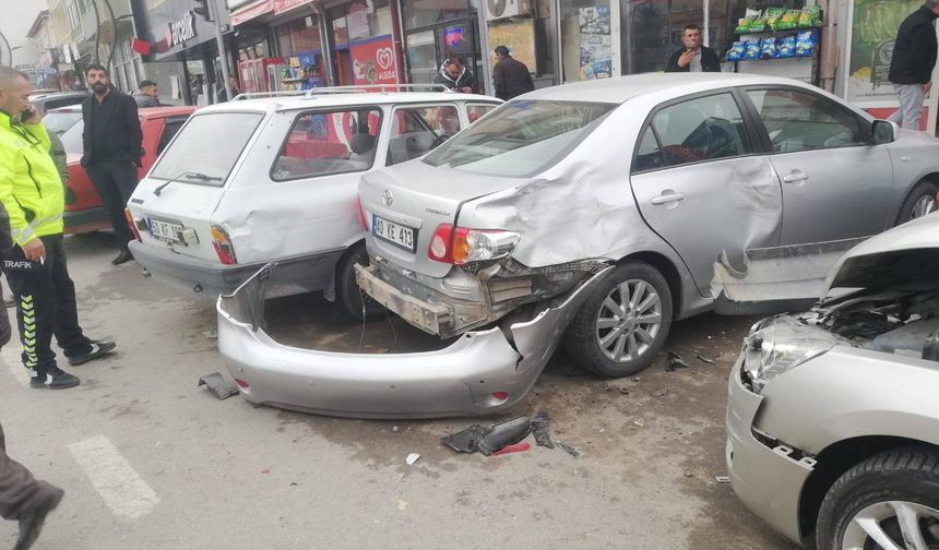 Kozaklı’da Kavşakta Korkutan Kaza: 5 Araçta Maddi Hasar