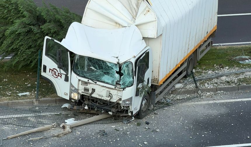 Nevşehir’de Kamyonet Refüjdeki Aydınlatma Direğine Çarptı