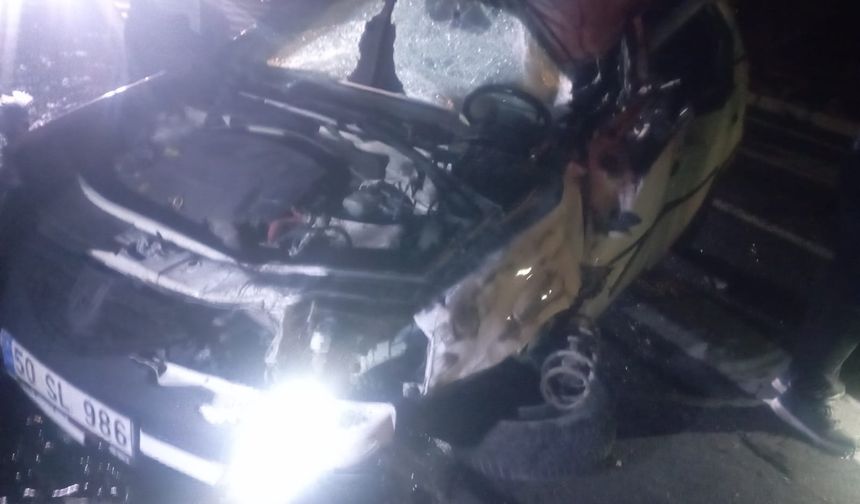 Nevşehir'in Avanos İlçesinde Otomobil TIR’a Çarptı: 1 Ölü 1  Yaralı