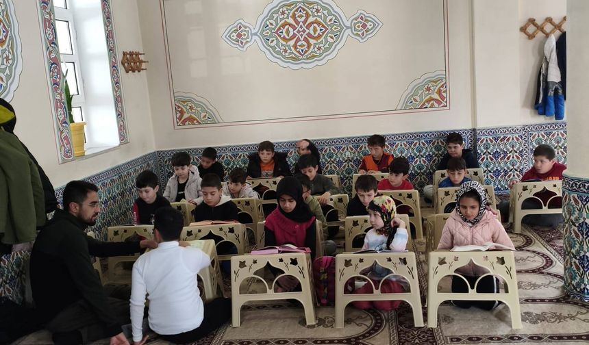 Nevşehir Tevfik Kolbaşı Camii’nde Öğrencilerle Kurs Birlikteliği Sürüyor