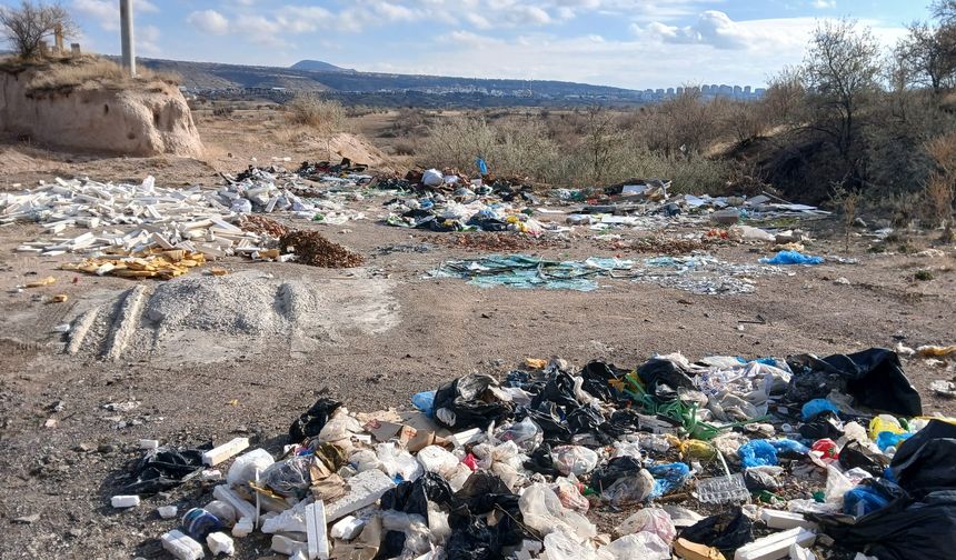 Nevşehir’de Yol Kenarındaki Enkaz ve Çöpler Tepki Çekiyor