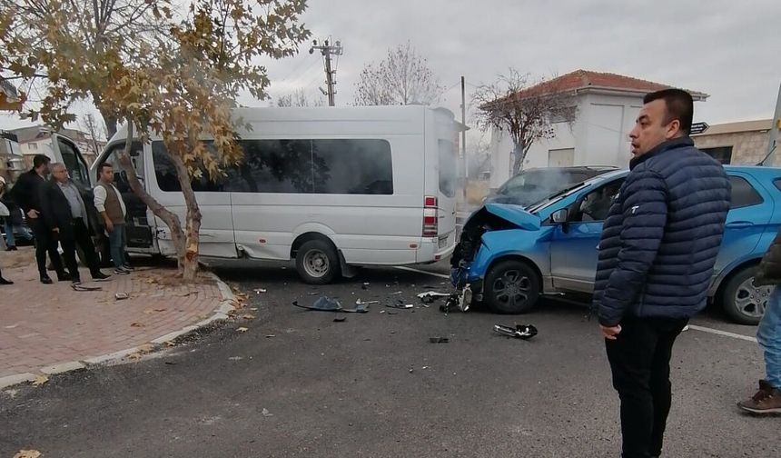Nevşehir'de Minibüs ile Otomobil Çarpıştı: 2 Yaralı