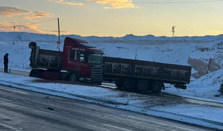 Nevşehir Derinkuyu Yolunda Tır Makasladı, Ulaşım Aksadı