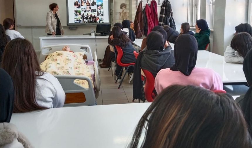 NEVÜ’de Lise Öğrencilerine Yaşlı Bakımda Kariyer Rehberliği