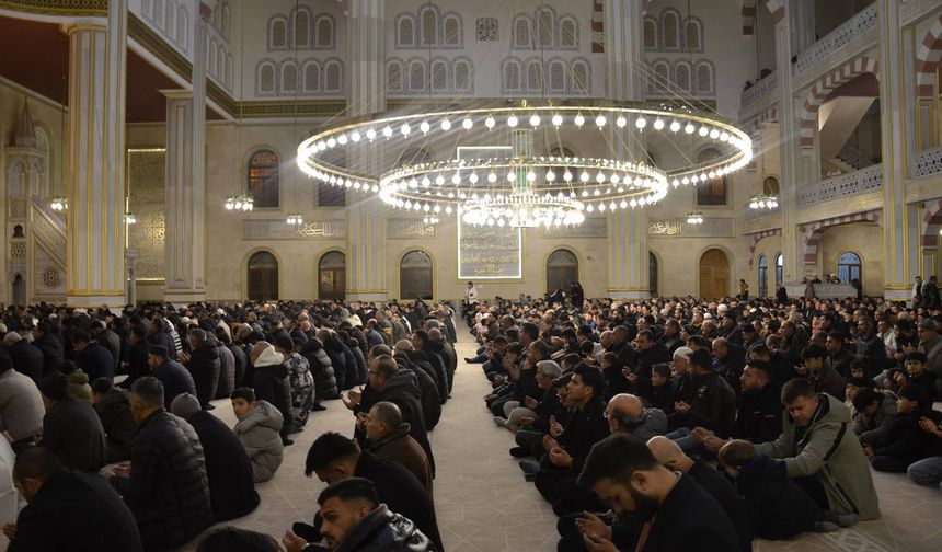 Nevşehir’de Miraç Kandili’nde Eller Semaya Açıldı