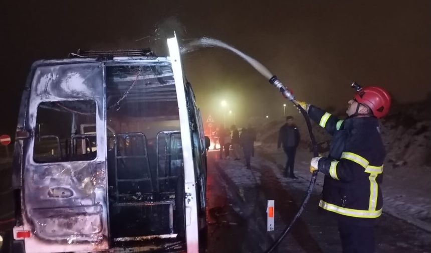 Ürgüp'te alev alan minibüs küle döndü