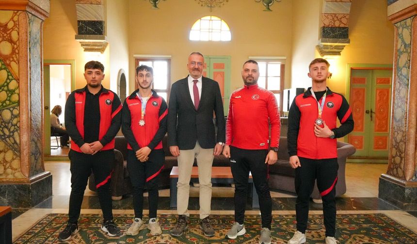 Kickboks Şampiyonları Rektörlük Makamında