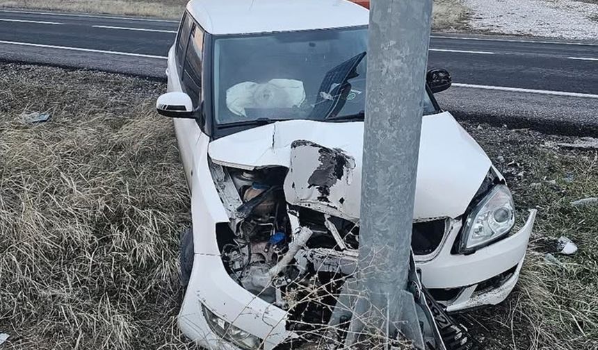 Nevşehir'de Otomobil Aydınlatma Direğine Çarptı