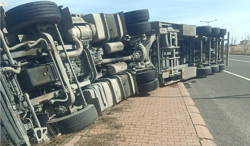 Avanos’ta Tır Şarampole Devrildi