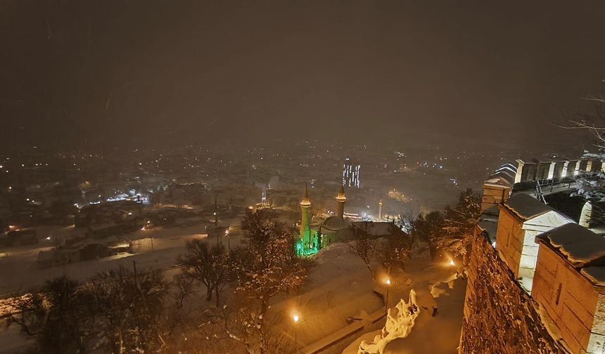 Nevşehir’de Tarihi Kale Beyaza Büründü