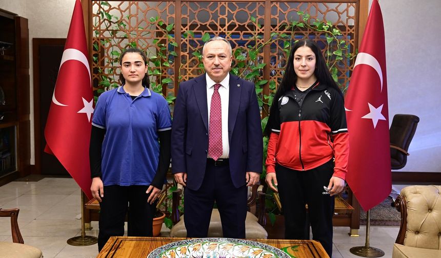 Şampiyon Öğrencilerden Vali Fidan’a Ziyaret