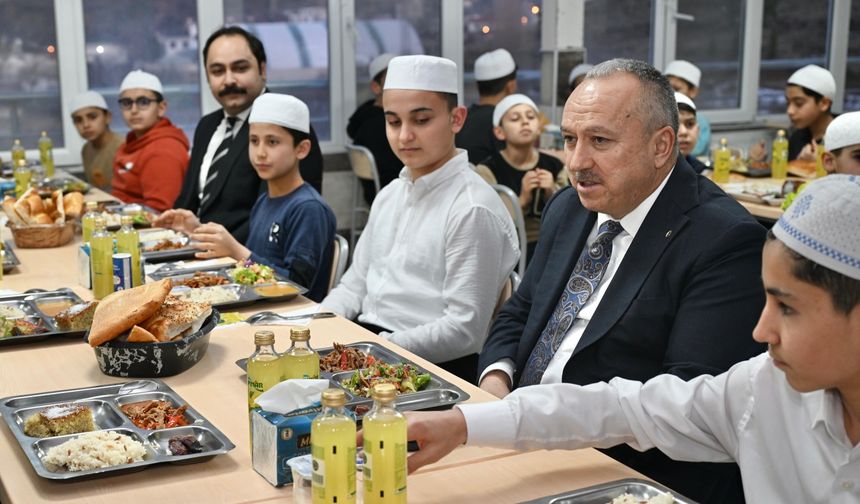 Vali Fidan, Kur'an Kursu Öğrencileriyle İftar Yaptı