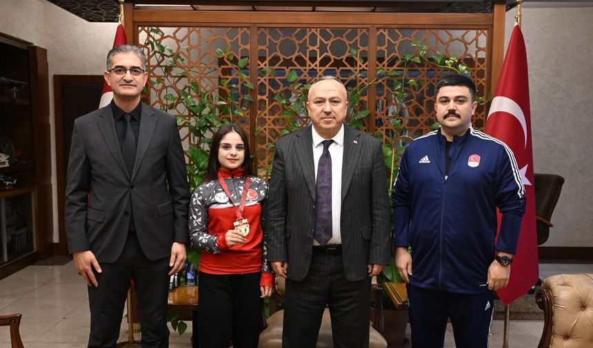 Nevşehir’in Başarılı Sporcuları Valilikte Ödüllendirildi