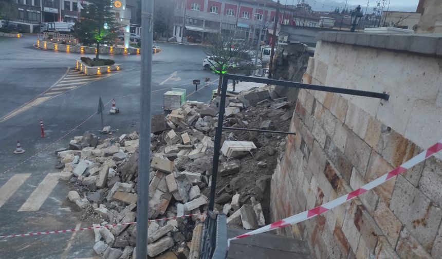 Nar’da Yoğun Yağış İstinat Duvarını Çökertti