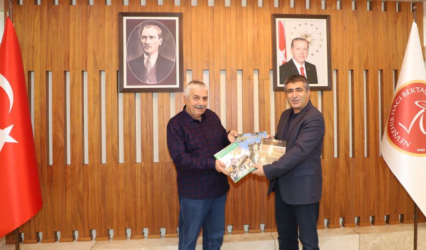 Küsmez’den NEVÜ’ye Çok Dilli Kitap Bağışı