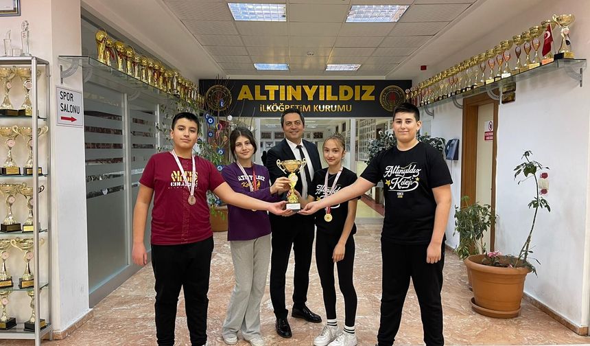 Kort Tenisinde Şampiyon Altınyıldız