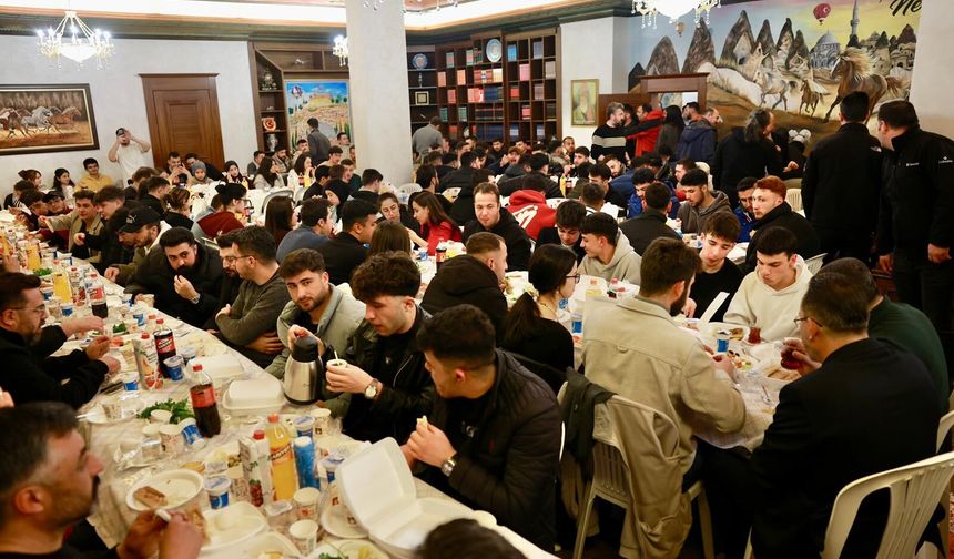 Makam Odası Sahur Sofrasına Dönüştü