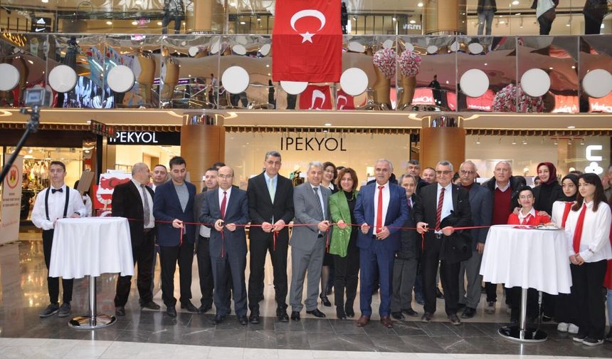 Nevşehir'de “İstiklal Bayrakla, İstikbal Maarifle” Resim Sergisi Açıldı