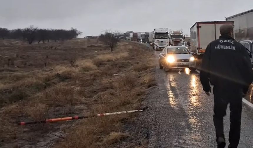 Acıgöl–Gülağaç Yolunda Trafik Felç!