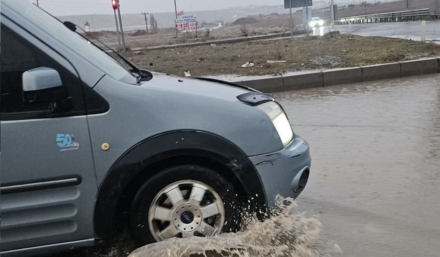 Çardak’ta Yağmur Çilesi: Sürücüler Mağdur