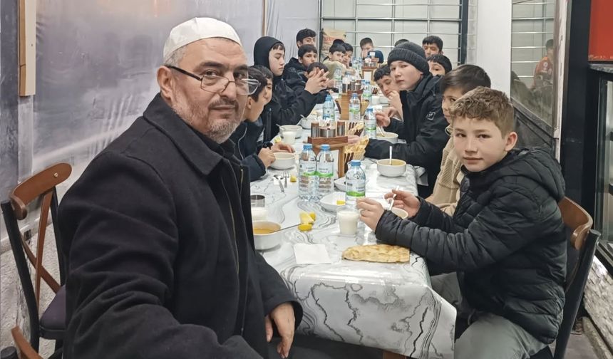 Karasoku Camii Kur’an Kursu Öğrencilerine İftar