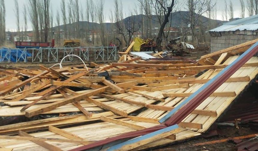 Fırtına Karapınar’ı Vurdu: Bir Evin Çatısı Uçtu