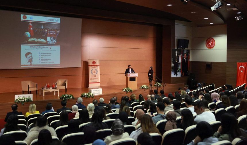 Emekli Büyükelçi Volkan Vural NEVÜ Öğrencileriyle Buluştu