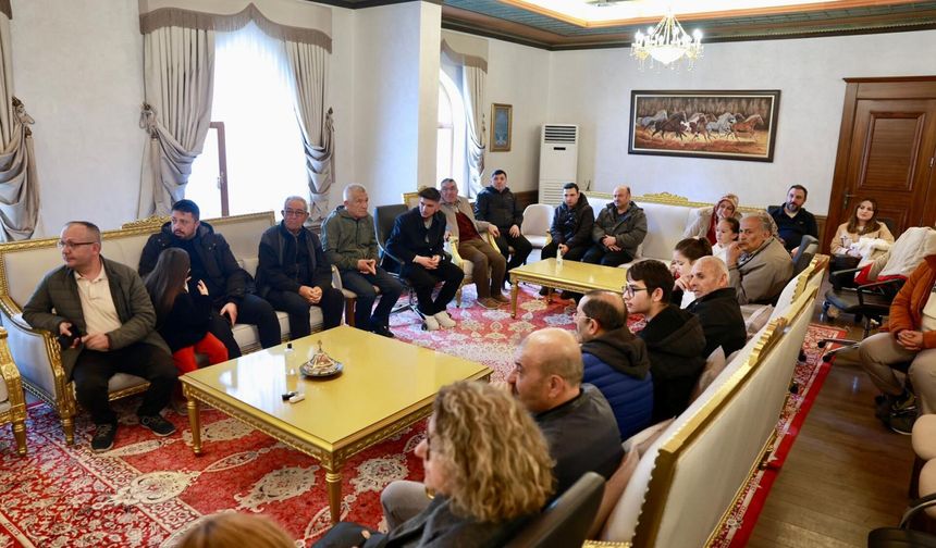 Başkan Arı, vatandaş ve personelle bayramlaştı