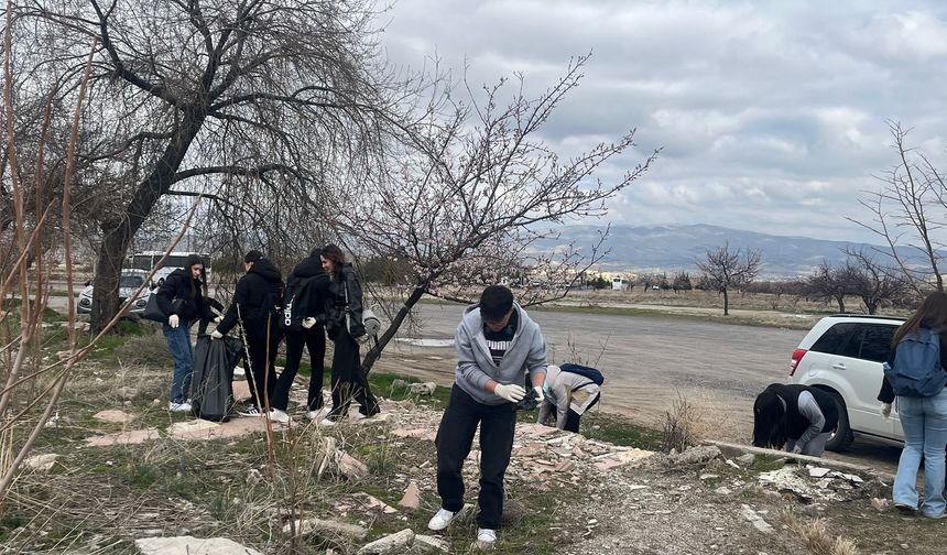 Kapadokya’da büyükler kirletti, onlar temizledi