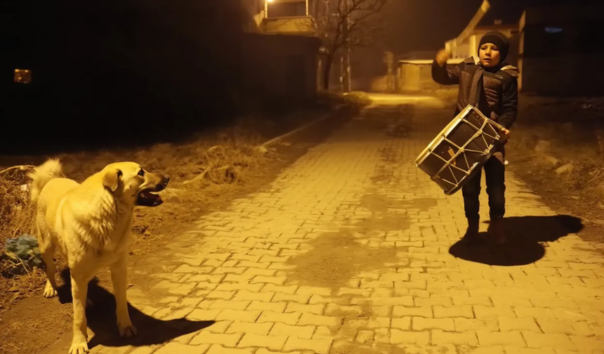 12 Yaşındaki Ebu Bekir köyünü sahurda uyandırdı