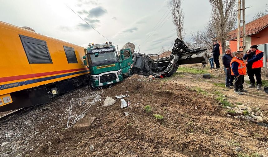 Kozaklı Karasenir’de Yük Treni Tıra Çarptı
