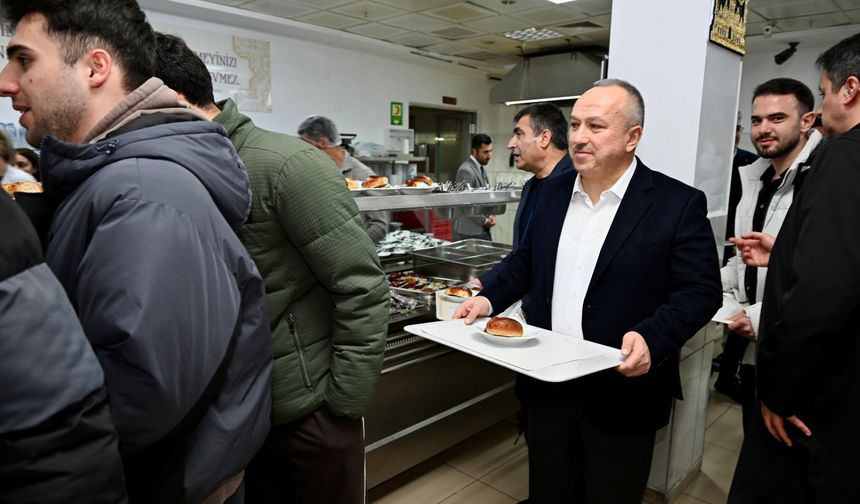 Vali Fidan KYK yurdunda öğrencilerle sahur yaptı