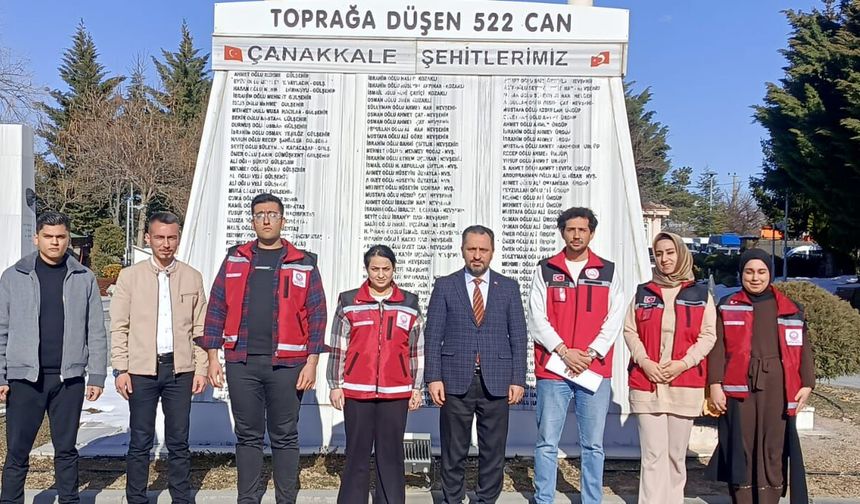 El ele verip şehitlikte temizlik yaptılar