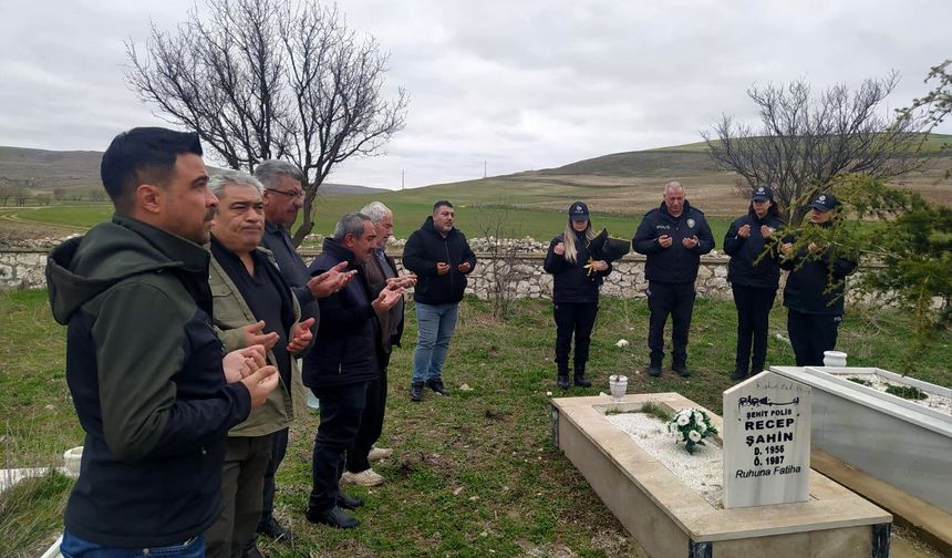 Nevşehir'de Şehit Polis Memuru Recep Şahin Kabri Başında Anıldı