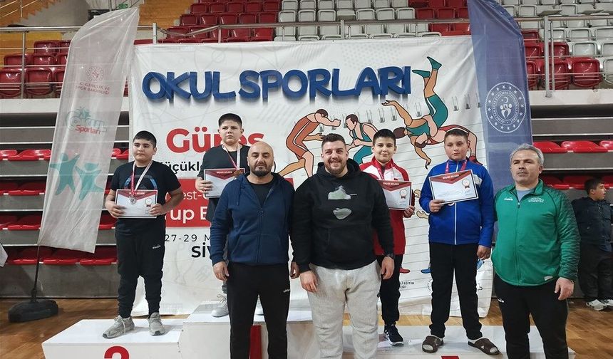 Nevşehirli Güreşçiler Sivas’tan Derecelerle Döndü