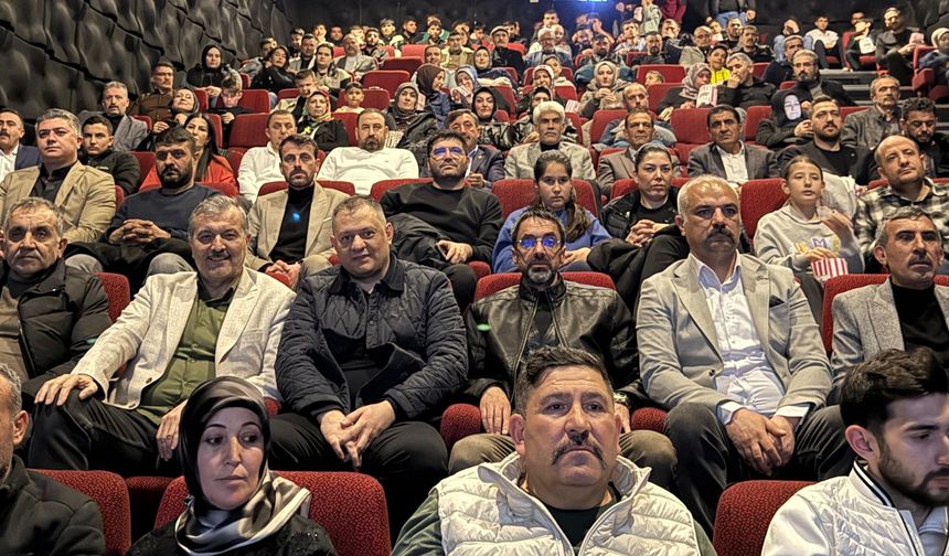 Ülkücüler 300 kişi ile “ÇATLI” Filmini İzledi