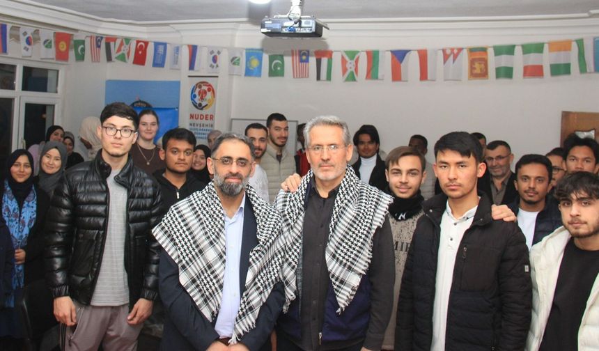 UDEF Başkanı Uluslararası Öğrencilerle Bir Arada