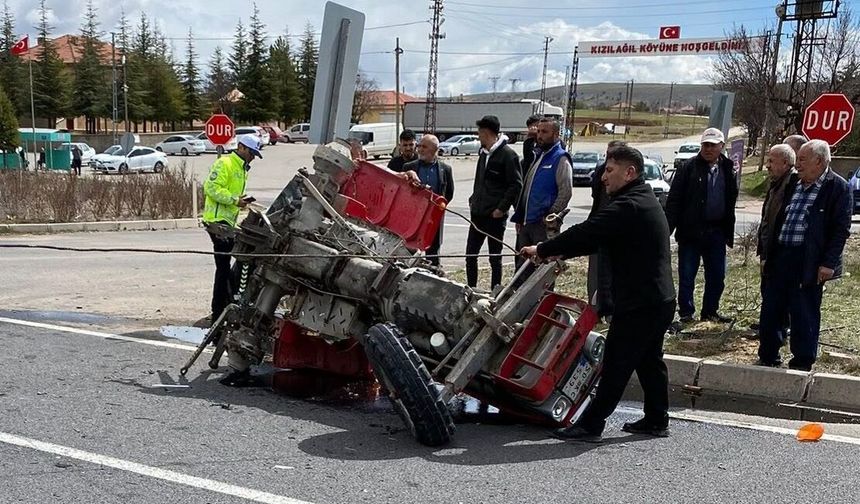 Otomobille çarpışan traktör ikiye bölündü