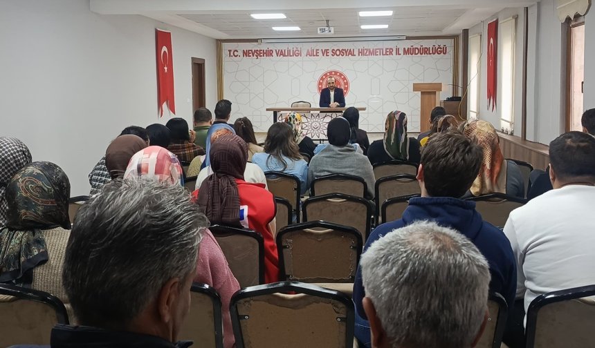 NEVÜ Öğretim Elemanlarından Aile ve Sosyal Hizmetler İl Müdürlüğü Personeline Hizmet İçi Eğitim