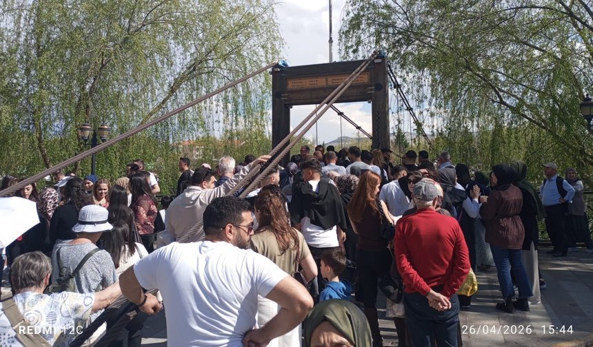 Avanos asma köprüde geçiş kuyruğu oluştu