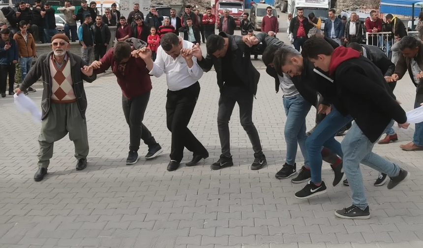 85’lik Ekrem dede halayda gençlere taş çıkartıyor