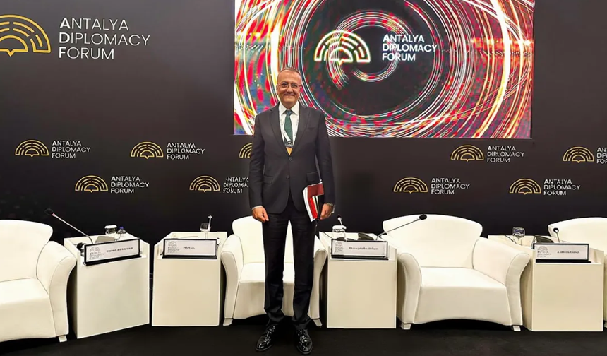 KÜN Rektörü Karasar, Moderatörlük Yaptı