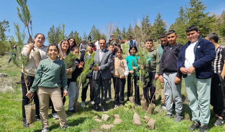 Göre’de Minik Eller Geleceğe Fidan Bıraktı