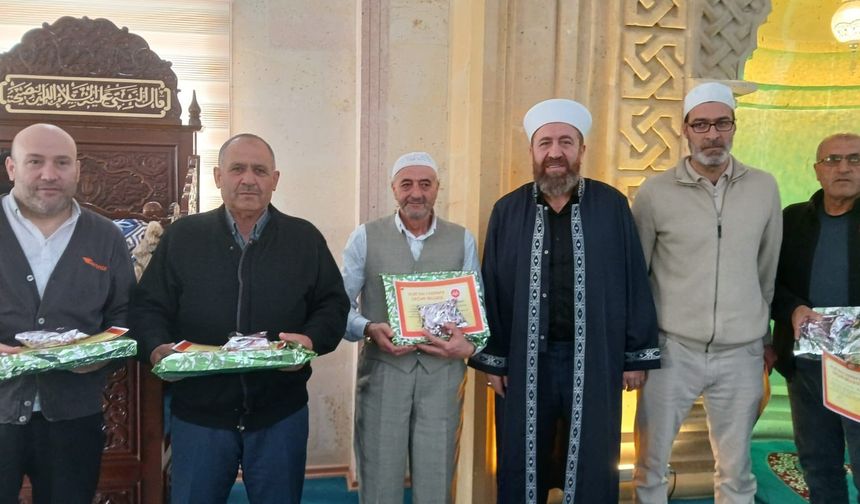 Camide Kur’an Öğrenen Vatandaşlar Belge Aldı